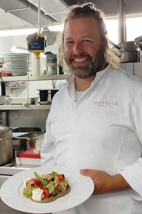 Sternekoch Tobias Becker vom Restaurant Maibeck in Köln hat knusperige Auberginenwürfel mit Fetakäse zubereitet.