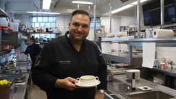 Sternekoch Daniel Georgiev, Inhaber der Ratsstube in Haltern, kocht Pastinakensuppe