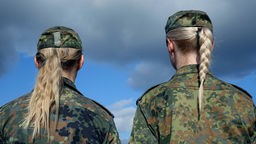 Zwei Bundeswehrsoldatinnen von hinten