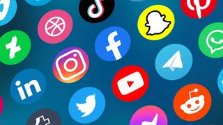 Logos der Apps von Sozialen Medien auf einem Telefonbildschirm