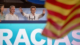 PP-Chef Alberto Núñez Feijóo feiert vor seinen Anhängern am Wahlabend umgeben von spanischen Nationalflaggen