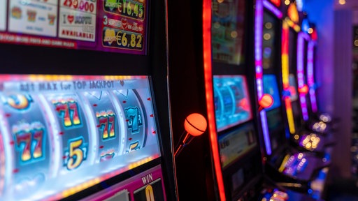 Leuchtende Spielautomaten in einem Casino