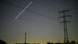 Eine Reihe von SpaceX-StarLink-Satelliten über Salgotarjan, Ungarn