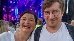 Schlagerfan Steffi Hohmann aus Brilon mit Reporter Robert Meyer beim Roland-Kaiser-Konzert in Willingen