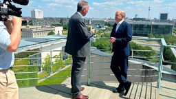Stephan Lamby interviewt Bundeskanzler Olaf Scholz (SPD) auf der Dachterrasse im Bundeskanzleramt. 