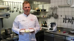 Sternekoch Benjamin Schöneich in der Küche des Restaurants "Schloss Loersfeld" in Kerpen