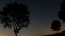 Sternschnuppen der Perseiden sind am in der Nähe von Nettersheim in der Eifel am Nachthimmel zu sehen.