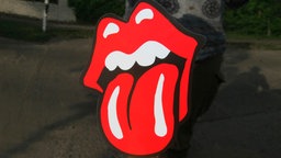 Herausgestreckte Zunge - das Logo der Band "The Rolling Stones" als Aufkleber an einem Auto