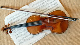 Auf Notenblättern wird am Dienstag (21.10.2003) in der Filiale des englischen Auktionshauses SothebyÂs in Hamburg eine 1716 gebaute Violine des berühmten Geigenbauers Antonio Stradivari präsentiert. 