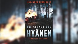 Das Cover des Buchs "Die Stunde der Hyänen" zeigt ein brennendes Auto vor einem Haus bei Nacht.