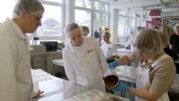 Schüler der Zentralfachschule der Deutschen Süßwarenwirtschaft im Unterricht