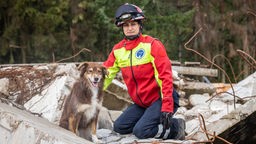 Die Hundeführerin Tamara Reiher mit ihrer Hündin Mayuma 