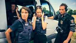 Um die Lage einschätzen zu können, hören Lena Odenthal (Ulrike Folkerts, l-r), Johanna Stern (Lisa Bitter) und der junge Einsatzleiter die Gespräche mit – eine Szene aus"Tatort: Dein gutes Recht".