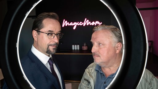 Boerne (l, Jan Josef Liefers) und Thiel (Axel Prahl) in einer Szene aus "Tatort - MagicMom". Der Krimi aus Münster wurde am 05.03.2023 im Ersten ausgestrahlt.