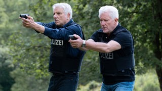 ranz Leitmayr (Udo Wachtveitl, l) und Ivo Batic (Miroslav Nemec) in Aktion in einer Filmszene aus "Tatort München: Schau mich an".