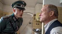 Filmszene aus dem Tatort "Murot und das 1000-jährige Reich" mit Hagen von Strelow (Ludwig Simon, l) und Kommissar Rother (Ulrich Tukur). 