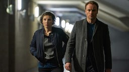 Filmszene aus dem Tatort "Meta": Meret Becker und Mark Waschke als "Tatort"-Kommissare Nina Rubin und Robert Karow.
