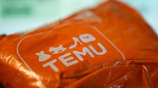 Ein Paket von Temu: Nach Recherchen vom Plusminus-Podcast könnte der chinesische Online-Händler das deutsche Zoll- und Steuerrecht austricksen.