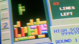 Nahaufnahem eines Bildschirms auf dem das Videospiel Tetris zu sehen ist. 