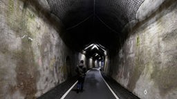 Ein Mann geht durch den Hohenhainer Tunnel, der sich in der Nähe des Fundorts des von Jugendlichen getöteten Mädchens Luise befindet 