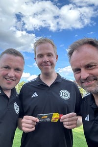 Ein Selfie von Daniel Schlipf und zwei weiteren Teilnehmern des DFB-Schiedsrichterlehrgangs.