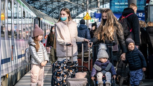 Geflüchtete Frauen aus der Ukraine mit Kindern kommen am Bahnhof in Berlin an 