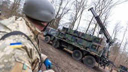 Ukrainische Soldaten lernen an Patriot-Flugabwehrraketensystem