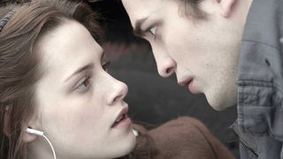 Bella (Kristen Stewart) und Edward (Robert Pattinson) in einer Filmzene von "Biss zum Morgengrauen" (undatierte Filmszene)