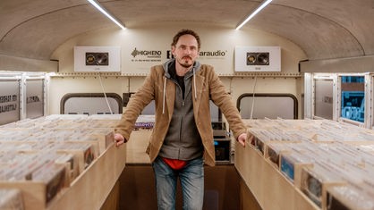 Michael Lohrmann fährt mit einem alten Schulbus voller Schallplatten und besucht damit Plattensammler vor Ort.