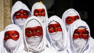Die Sängeri:innen des Volny-Chors aus Belarus treten maskiert auf, um sich vor Verfolgung und Repression zu schützen.