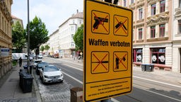  Ein Schild mit der Aufschrift ·Waffen verboten· an der Eisenbahnstraße in Leipzig. 