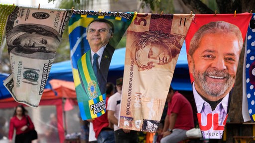 Handtücher mit Bildern der brasilianischen Präsidentschaftskandidaten, Präsident Bolsonaro (l) und Ex-Präsident Lula, hängen an einer Wäscheleine. 