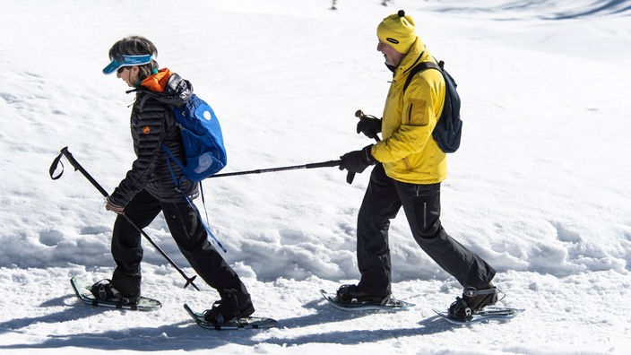 Blinde und sehbehinderte Personen unternehmen eine Schneeschuh-Wanderung am Sonntag, 17. Februar 2019 im Skigebiet Cioss Prato im Bedrettotal.