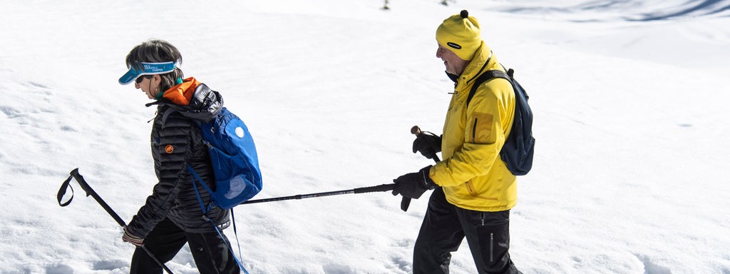 Blinde und sehbehinderte Personen unternehmen eine Schneeschuh-Wanderung am Sonntag, 17. Februar 2019 im Skigebiet Cioss Prato im Bedrettotal.