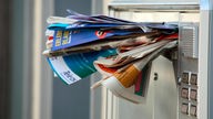 Zahlreiche Werbeprospekte verstopfen einen Briefkasten