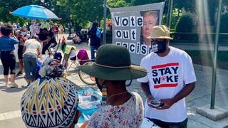 Auf einer Protestveranstaltung der Back-Lives-Matter-Bewegung im Juni 2020 in Washington D.C. trägt ein Mann ein T-Shirt mit der Aufschrift „Stay Woke“.