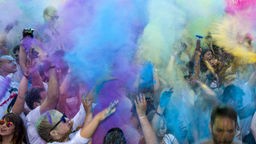 Menschenmenge, Farbpulver wird in die Luft geworfen, Holi Festival, 
