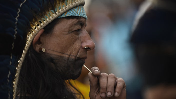 Seitenansicht des brasilianischen indigenen Häuptlings Raoni Metuktire