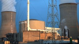 Dampf steigt am 12.04.2016 aus dem Atomkraftwerk Tihange des Betreibers Electrabel