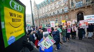 Mitarbeiter von Gruner + Jahr protestieren mit Plakaten auf dem Rathausmarkt