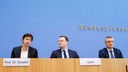 Christian Drosten, Jens Spahn und Lothar H. Wieler sitzen in der Bundespressekonferenz.