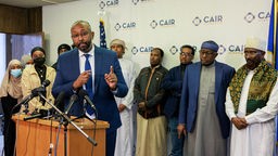 Jaylani Hussein, geschäftsführender Direktor des Minnesota-Zentrums des Council on American-Islamic Relations, spricht während einer Pressekonferenz im CAIR-MN-Büro, Mittwoch, 11. Januar 2023, in Minneapolis