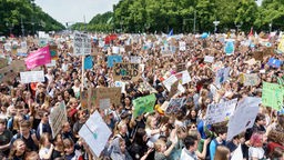 Europa, Deutschland, Berlin, Mitte, Brandenburger Tor, Fridays for future, Klimastreik, Schulstreik fuer das Klima, Schueler protestieren fuer mehr Klimaschutz