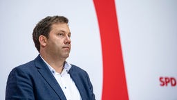 Lars Klingbeil, SPD-Bundesvorsitzender, nimmt an einer Pressekonferenz nach einer Gremiensitzungen im Willy-Brandt-Haus teil