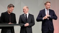 Robert Habeck, Buendnis 90/Die Gruenen, Olaf Scholz, SPD, Christian Lindner, FDP, bei der Unterzeichnung des Koalitionsvertrages