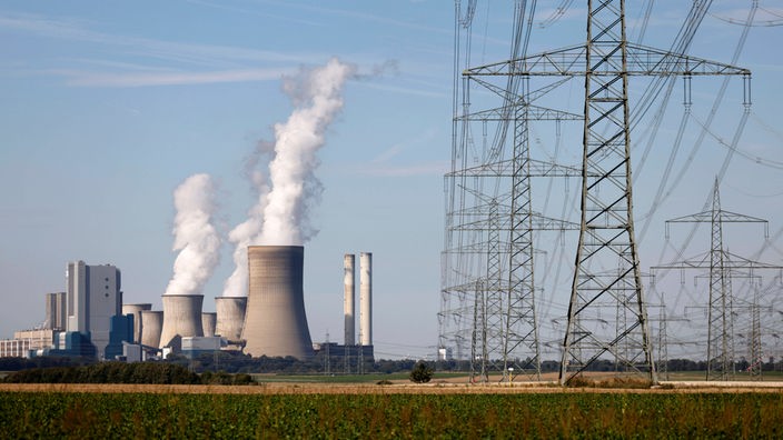 Strommasten und Windräder rund um das Kohlekraftwerk Niederaußem des Stromkonzerns RWE