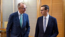 Polen, Warschau: Friedrich Merz (l), CDU-Vorsitzender und Chef der Unions-Bundestagsfraktion, ist im Gespräch mit dem Ministerpräsidenten der Republik Polen, Mateusz Morawiecki.