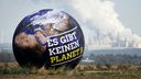  Ein Ballon mit der Aufschrift "Es gibt keinen Planet B." ist vor Braunkohlekraftwerken in Kerpen (NRW) zu sehen