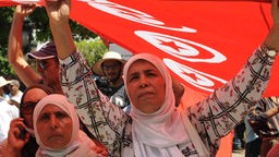 In Tunis protestieren Menschen gegen das Verfassungsreferedum. 