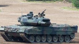 : Bei einer Vorführung der Very High Readiness Joint Task Force (VJTF) fährt ein Kampfpanzer Leopard 2 auf einem Übungsfeld. 